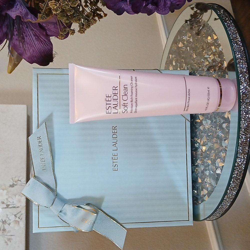 New Estée Lauder Full Size Soft Clean Foaming Cleanser - Picture 5 of 17